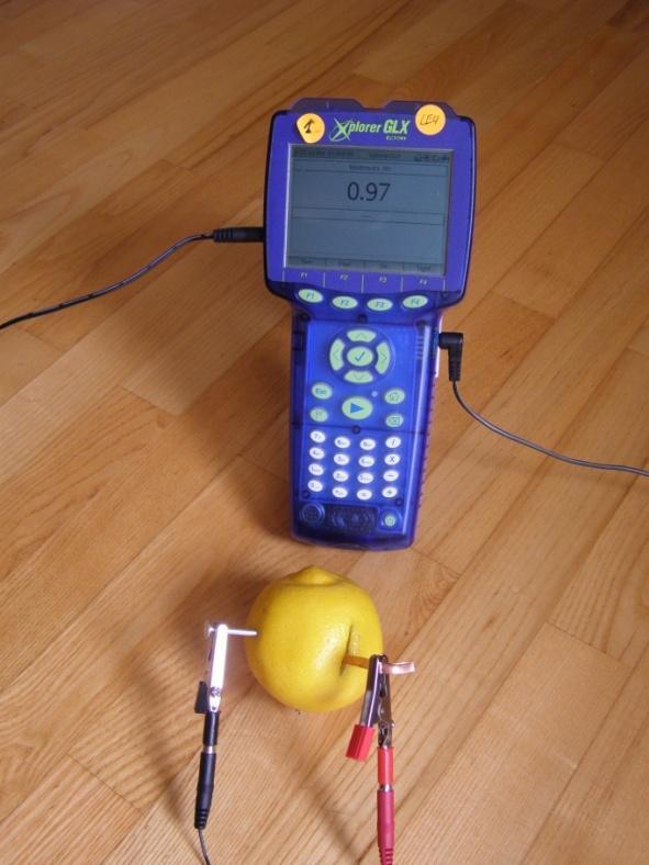 2.2. Problema: ar užtektų vienos citrinos su vienu vario ir vienu cinko elektrodu, kad lemputė užsidegtų? Išmatuokite šio galvaninio elemento E (0,89 V) 
