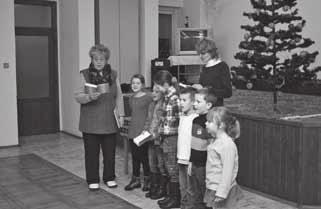 človek stavia k Vianociam a ich posolstvu lásky. Spoločne s deťmi sme zaspievali pieseň: Pozri Boh sám, prišiel k nám.