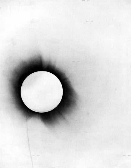 Слика 6. Негатив фотографије помрачења Сунца 1919. годинеса експедиције сер Артура Едингтона [ДЕД].