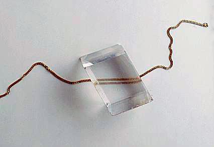 (Hecht) Cristal de calcita Birrefrinxencia Ó igual que o dicroísmo, é unha propiedade derivada dunha anisotropía do material. O cuarzo cristalino, a calcita ou a mica son materiais birrefrinxentes.