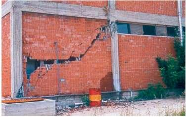 شکل 91-1- در مورد این ساختمان دیوار آجری مقاومتر از ستونها بوده و باعث شکست برشی در