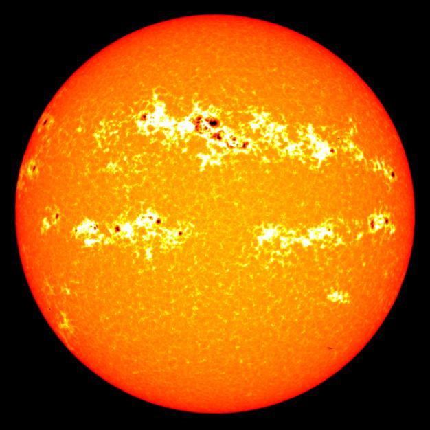 Obr. č. 9. Cyklus slnečnej aktivity. Mapy magnetického poľa Slnka pokrývajúce dve maxima slnečnej aktivity v rokoch 1991 (vľavo dolu) a 2001 (vpravo dolu) a minimum medzi nimi. Obr. č. 11.