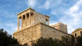 Často a účinne zasahovala do života bohov a hrdinov. Centrom Athéninho kultu bola metropola Attiky, mesto Atény.
