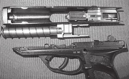 5.8. att. Daļēji izjaukta Heklera un Koha 9 mm kalibra pistole P-9s.