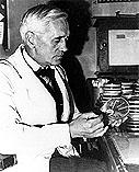 Alexander Fleming (1881-1955) Nadaljuje Erlichovo delo na kemoterapevtikih. Prvi uspešno aplicira kemoterapevtik. Okrije lizocim.