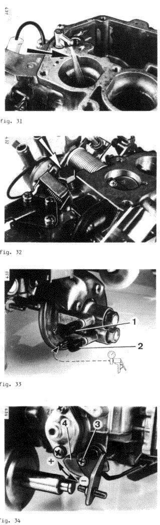 3. Pumpa za obogaćivanje smjese 3.1 Smjer ubrizgavanja (slika 31) - Skinuti poklopac karburatora - Pritisnuti injektorsku cijev tako da je mlaz goriva usmjeren na grlo (strelica) 3.