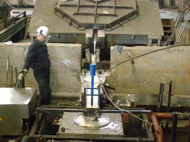 концентрација снаге на малој површини што резултује веома брзим циклусом грејања и остварује се велика циркулација течног метала који се преноси до површине.