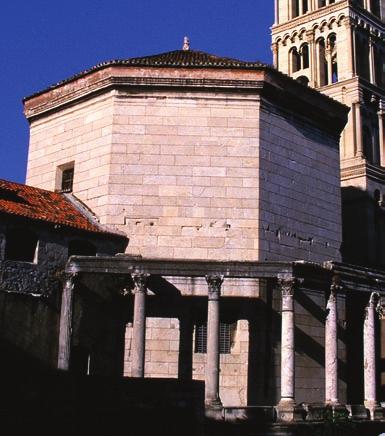 80 Miša Rakocija Сл. 22 Сплит, Диоклецианов маузолеј Fig. 22. Split, Diocletian s Mausoleum Сл. 23 Гамзиград (Ромулиана), Маузолеј I (реконструкција арх. Ч. Васић) Fig. 23. Gamzigrad (Romuliana), Mausoleum I (reconstruction arch.