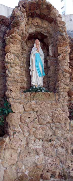 štovanja Gospe Lurdske Špilja u dvorištu crkve sv. I.