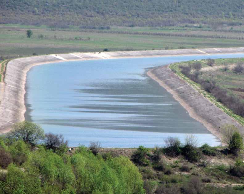 račvaju dvije tlačne cijevi, a u galeriji vodostanskih zatvarača su leptirasti sigurnosni zatvarači promjera 5.250 mm, po jedan za svaku cijev.