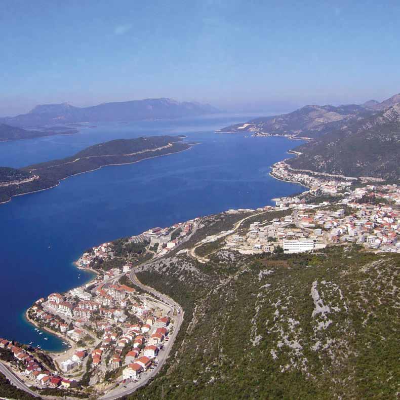Neum je jedino općinsko sjedište (1978.) Bosne i Hercegovine na Jadranskoj obali. Općina je površine 226 km 2 i 24 km duge rivijere.