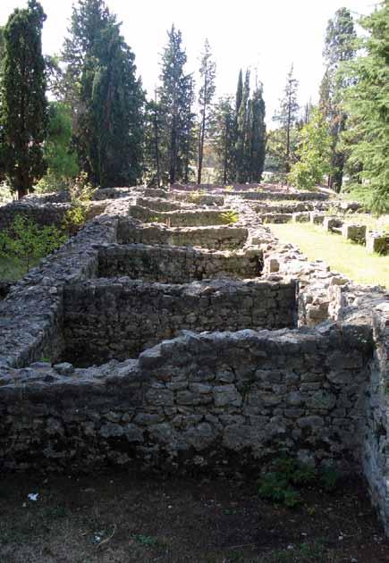 Ugodne je mediteranske klime i bogate turističke ponude, raspolaže s više od 7.