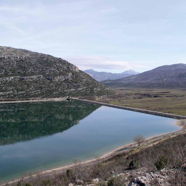 Prije izgradnje hidroakumulacije u Popovom polju Popovci (kako sebe nazivaju stanovnici) bavili su se poljoprivredom dok je polje bilo suho i ribolovom kad bi polje poplavilo (lovili su endemičnu