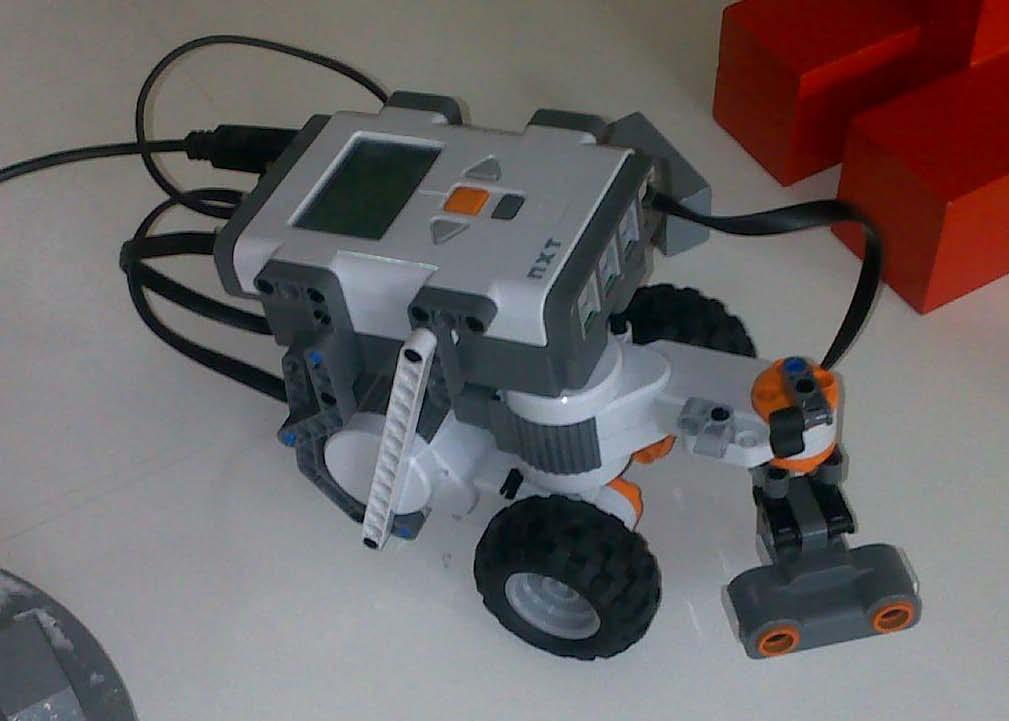 3.Поставка проблема У изради задатка конфигурисан је робот типа LEGO Mindstorms NXT у склопу са ултразвучним сензором блискости приказан на слици 6, чији су подаци обрађени у програмском пакету