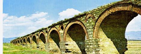 Слика 15. Римски акведукт у близини Скопља (код насеља Шутке) Град је постао пространији, далеко многољуднији, опаснији и бучнији.