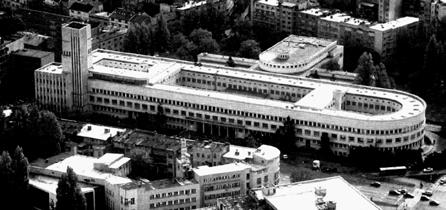 ГРАДИТЕЉСТВО ВОЈВОДИНЕ (НОВИ САД) Слика 56. Чувена Бановина, велелепна зграда највиших органа АП Војводине. Пројекат урадио београдски архитекта Драгиша Брашован. Зграда је саграђена 1939.