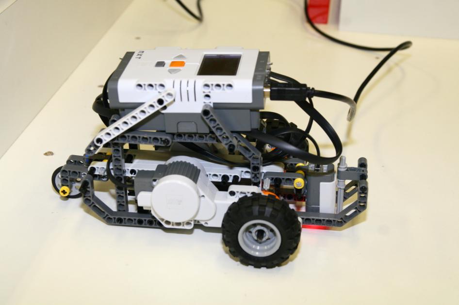 Робот је затим пуштен у рад. У наставку ће бити приказани кретање мобилног робота кроз технолошко окружење и његова сигурности у остварену позицију током кретања.