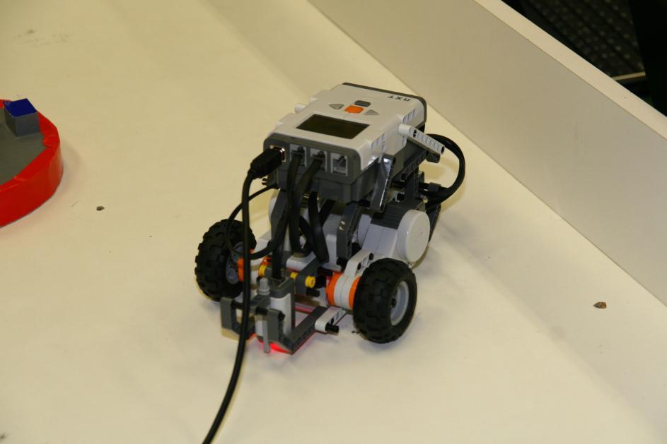 По почетку кретања мобилног робота дуж првог сегмента путање врши се поново локализација робота и њени резултати су приказани на слици 4.5.