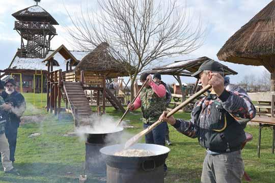 Upra vo u tome i le ži smi sao ču ve nog srem skog svi njo ko lja ko ji je u sklo pu obe le žava nja Da na man gu li ce odr žan pro šle ne de lje na Spe ci jal nom re zer va tu priro de Za sa vi ca.