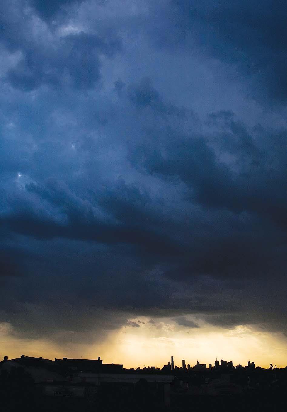 * Tebi sam došla tog tmurnog jutra. Tebe sam našla te umorne večeri. Gdje, pitaš me? Na prstima hladnog vjetra i u tišini usnulog grada. Na cesti zaboravljenog sutona i u očima slučajnog prolaznika.