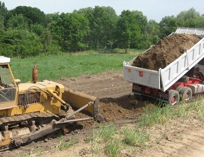 Temeljno se tlo može zamijeniti boljim tlom (prihvatljivim sa stajališta nosivosti), a nosivost se temeljnog tla može povećati jednom od poznatih metoda poboljšanja tla.