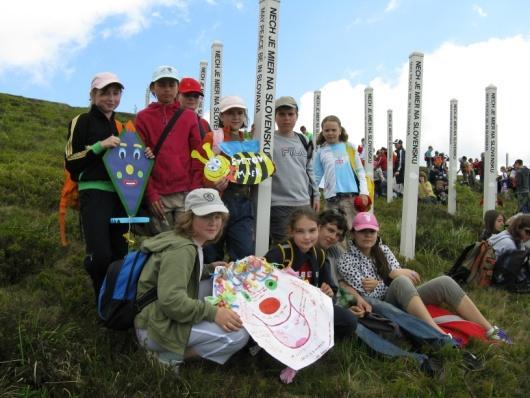 V podobe troch trojuholníkov je umiestnených 49 bielych stĺpov mieru s nápisom Nech pokoj vždy vládne na Zemi a Nech je mier na Slovensku. 49 stĺpov mieru symbolizuje umiestnenie Slovenska na 49.