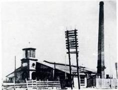 донело је 17. априла 1902. први Правилник о грађењу и експлоатацији електричних построја (инсталација) у Краљевини Србији. 190 Лево: Стара електрична централа, 1892 (извор: 80.