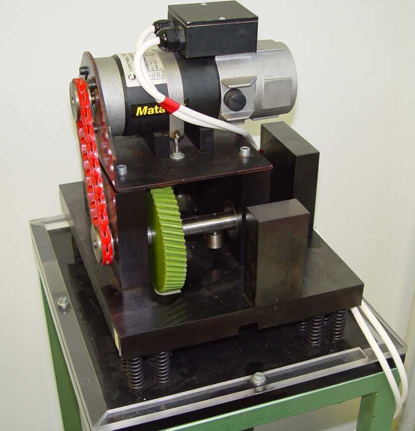 4 Frekvenčni odziv centrifugalno vzbujanega sistema 4.1 Namen vaje V strojniški praksi je centrifugalno vzbujanje velikokrat izvor vibracij strojev in naprav.