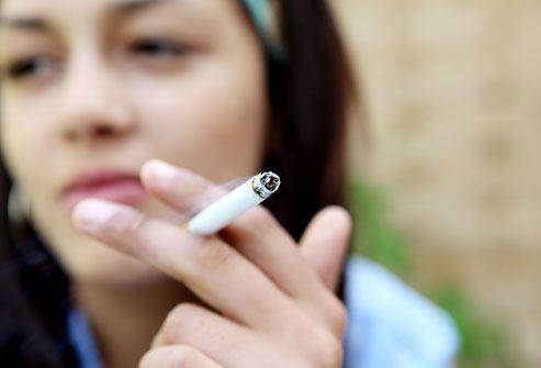 Астма и пушењето Неколку студии укажуваат на тоа дека возрасните и тинејџерите кои пушат имаат поголем ризик да развиат астма.