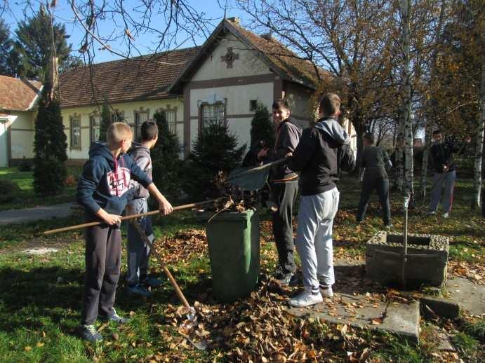 У току године није организована наставничке екскурзије.. ДРУШТВЕНО КОРИСТАН РАД-РАДНЕ АКЦИЈЕ Ученици су имали две радне акције у току школскегодине. Једна радна акција у јесен 1.11.2014.
