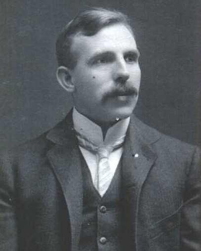 Rutherford ov Model 1909, Ernest Rutherford je napravio eksperiment sa Au folijama : α-zraci su se rasijavali na veoma tankim folijama Au. Konstatovano je tzv.