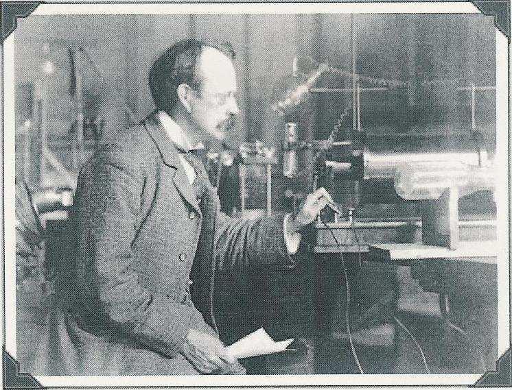 Rani modeli atoma 1897. godine Thompson odredio e/m Tada je već bilo poznato da se elektroni oslobañaju u termoelektronskoj emisiji iz zagrijanog metala kao i kod fotoelektričnog efekta.