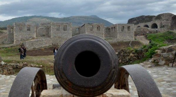 Koleksioni arkeologjik që ka dalë gjatë gërmimeve në Kala ka shkuar në mbi dy mijë eksponate të armëve të ndryshme, veglave të ndryshme, enë kuzhine, enë rezervash dhe gjësende të ndryshme të