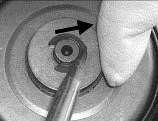 Naudojimo ir priežiūros informacija 11.2 Pjovimo įrangos priežiūra Pjovimo grandinė: Kaip ir kiekvienas pjovimo įrankis, pjovimo grandinė natūraliai susidėvi.