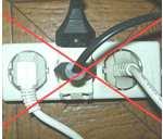 Na cociña as tomas de corrente e os aparellos eléctricos deben estar separados do vertedoiro e nos baños as tomas de forza deben estar situadas polo menos a un metro da bañeira.