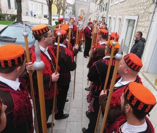 Na platou ispred samostana održan je festival na kojem su se predstavile sve skupine sa svojim običajima.