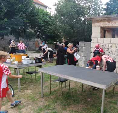 novinarima priprema niz emisija uživo o životu Drnišana u progonstvu.