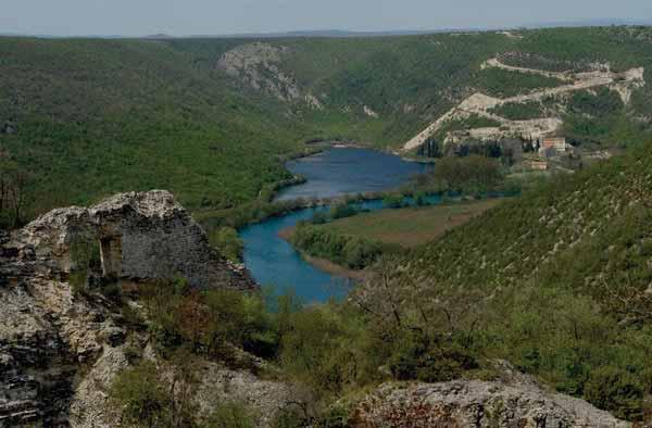 LEGENDE Legenda o Uzdah kuli, o ljubavi Stane i Pavla Mjesečina rasprostrta nad kršem poput lancuna, titrava i lijepa, a strme plavičasto modre stijene uranjaju u riječni bezdan što puca od tišine i