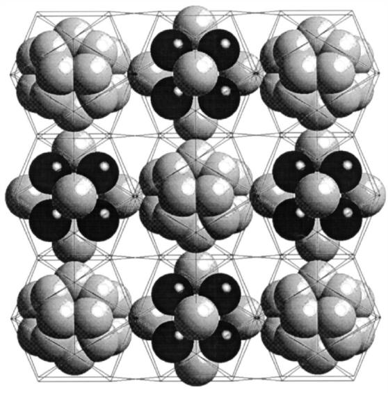 Desni ima center delno zapolnjen s prehodnimi kovinskim elementi (19% Pd in 22% Fe), okoli pa je rombski dodekaeder narejen iz 8 prehodnih kovinskih atomov (črno) in 6 Al atomov (sivo).