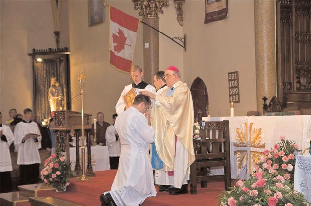 UPA NAÍE GOSPE KRALJICE HRVATA 7 Croatia Street, Toronto, Ontario M6H 1K8 Tel. (416) 536-3669 Fax. (416) 536-6066 E-mail: ladyqueenofcroatia@bellnet.ca www.torontozupa.com MISE SUBOTA - 6:00 p.m. je nedjeljna Misa.
