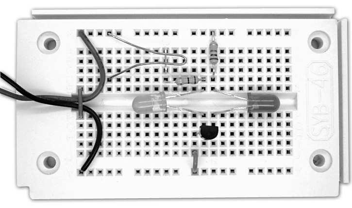 Skica 12: Tranzistor NPN v tokokrogu Drugi upor s 470 kω povežite vzporedno z osnovnim uporom. Osnovni tok naraste, poviša pa se tudi zbiralni tok.