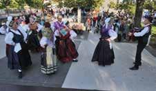 Prešerno vriskajoč so po Železni cesti v prelepih slovenskih narodnih nošah ob zvokih harmonike prikorakali pari folklorne skupine Pušelc.