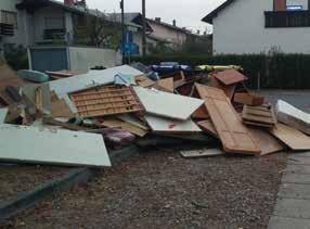 Kako bi se sami počutili, če bi ob ali na vaši parceli zrasel tak kup odpadkov? več kot dvajset vrst odpadkov. Zbirni center Barje je od 1. novembra do 31. marca odprt od ponedeljka do sobote med 6.