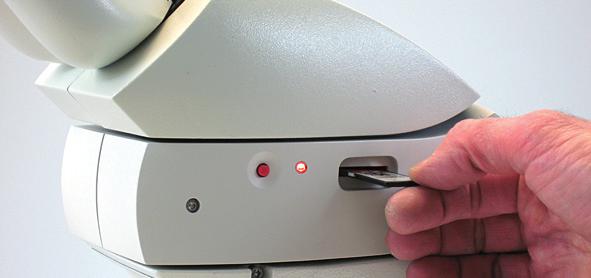 Vaizdų įrašymas nesinaudojant kompiuteriu (tęsinys) 2. Įdėkite SD atminties kortelę į angą, esančią Leica ICC50 kameros šone, kad ji tinkamai užsifiksuotų. Kameros lemputės spalva taps žalia.