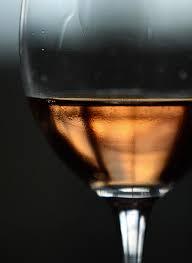 Beljakovinska in tartratna stabilnost Na izboljšanje beljakovinske stabilnosti belih vin med zorenjem vina na kvasovkah močno vplivajo naslednji parametri: čas zorenja na kvasovkah, količina droži,