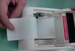 Zamjena trake za isječke: Laganim povlačenjem polugice, pokretni dio mehanizma prednjeg štampača se oslobađa i prednji poklopac