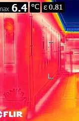 Većina problema sa vlagom u prostorima kod energetskih sanacija nastaje zbog ugradnje novih prozora sa efikasnijim dihtovanjem, što dosta smanjuje izmjenjivanje vazduha.