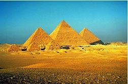 Ovo je Keopsova piramida, izgrađena negdje oko 2900 god p.n.e. u Gizi u Egiptu za faraona Keopsa. Gradnja je trajala oko 20 godina, a kada je izgrađena bila je visoka 145.75 m.