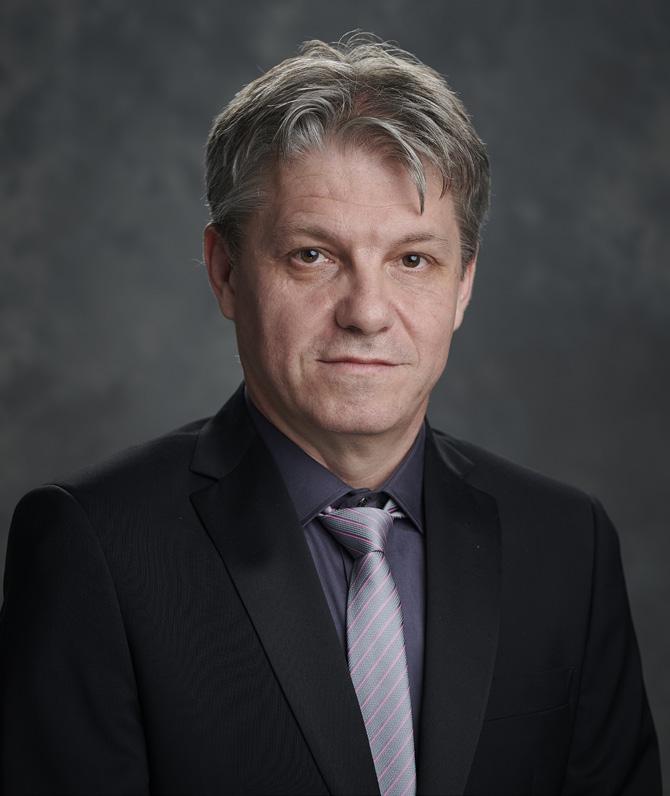 PRAVNI FAKULTET VELIBOR KORAĆ rođen je 19. maja 1984. u Podgorici, gdje je završio osnovnu školu, Gimnaziju i Pravni fakultet. Na Pravnom fakultetu diplomirao je 2006. godine, magistrirao 2009.