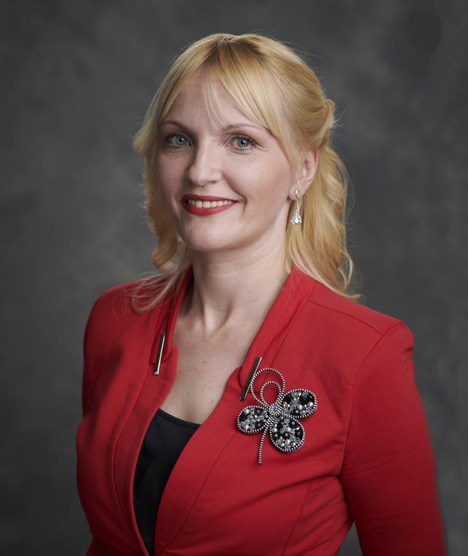 PRIRODNO-MATEMATI^KI FAKULTET DRAGANA PETROVIĆ rođena je 21. aprila 1978. godine, u Bijelom Polju. Osnovnu školu i Gimnaziju završila je u Podgorici.